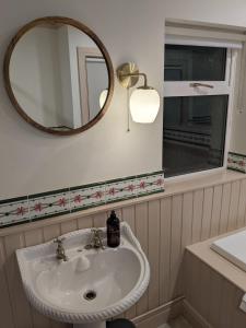 Et badeværelse på Holywood Hideaway 2 bedroom retreat + 4 billeder