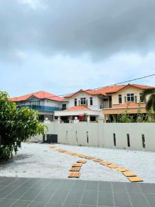 a view of a house from the driveway at 1091 LUX Conner in Port Dickson
