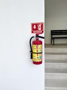 einem Hydranten auf der Seite einer Wand in der Unterkunft SILVERSANDS Hotel Boutique - 5Th Ave in Playa del Carmen