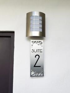 ein Schild an der Seite einer Tür mit der Nummer in der Unterkunft SILVERSANDS Hotel Boutique - 5Th Ave in Playa del Carmen