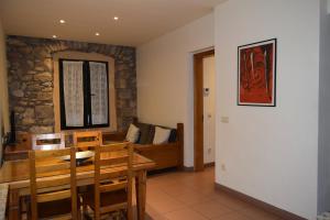 ein Wohnzimmer mit einem Tisch und einem Sofa in der Unterkunft Apartments Historic in Girona