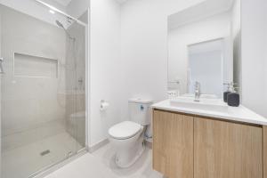 Phòng tắm tại Brand New, Spacious, Breezy, Comfy, Luxury Home