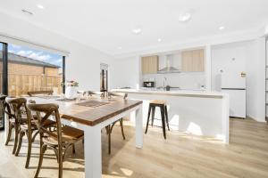 Nhà bếp/bếp nhỏ tại Brand New, Spacious, Breezy, Comfy, Luxury Home