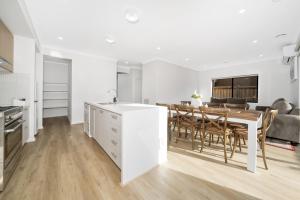 Nhà bếp/bếp nhỏ tại Brand New, Spacious, Breezy, Comfy, Luxury Home +8 ảnh