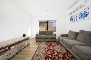 Khu vực ghế ngồi tại Brand New, Spacious, Breezy, Comfy, Luxury Home