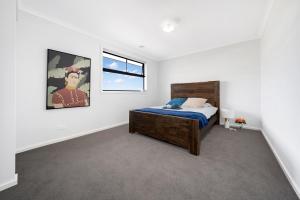 Giường trong phòng chung tại Brand New, Spacious, Breezy, Comfy, Luxury Home