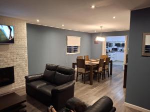 un soggiorno e una sala da pranzo con tavolo e sedie di La Esquina a Punta del Este