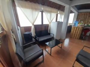 een woonkamer met een stoel en een tafel bij Casa Zorritos in Zorritos