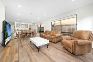 TV a/nebo společenská místnost v ubytování Happy Cozy Convenient 4BR, Breezy, Near Mall, Park