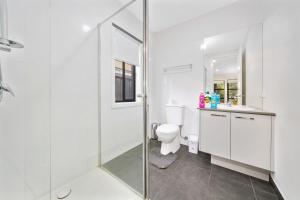 Koupelna v ubytování Happy Cozy Convenient 4BR, Breezy, Near Mall, Park + 8 fotografií