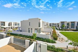 een afbeelding van een appartementencomplex met een binnenplaats bij Elegant 4BR Haven I Private & Peaceful in Dubai