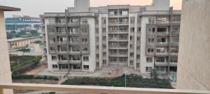 a large apartment building with a courtyard in front of it at كومباوند وصال الشروق in Madīnat ash Shurūq