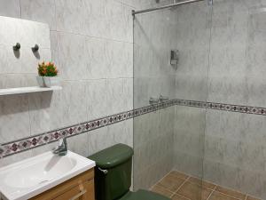 une salle de bains avec douche, toilettes et lavabo dans l'établissement Casa El Pinar, à Jardín 26 autres photos