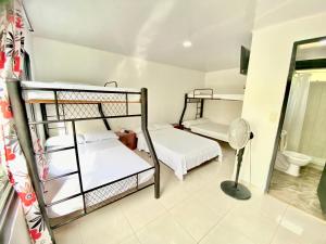 Camera con 2 letti a castello e un ventilatore. di Centro Recreacional y Convenciones Tres Potrillos a Villeta Altre 33 foto