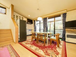 een keuken en eetkamer met een tafel en stoelen bij Runesu Karuizawa - Vacation STAY 78421v in Tsumagoi