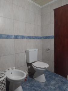 un bagno con un water e un lavandino di Casa cómoda y familiar a Necochea