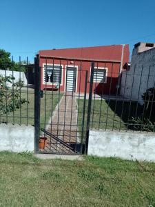 un cancello di fronte a un edificio di Casa cómoda y familiar a Necochea