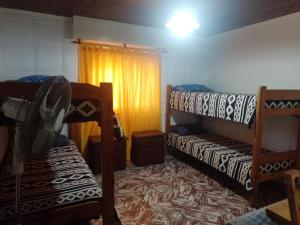 una stanza con due letti a castello e una finestra di Casa cómoda y familiar a Necochea