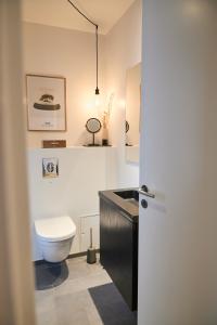 een badkamer met toilet en wastafel bij Søndergade - “strøget” in Aarhus