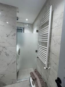 a bathroom with a shower with a window at Villa neuve avec une grande terrasse in Dar Tahar Zaouch
