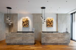 een galerij met twee bronzen sculpturen aan de muur bij Miyako City Osaka Hommachi in Osaka