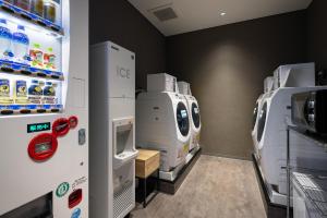 een tankstation met twee machines in een winkel bij Miyako City Osaka Hommachi in Osaka +37 foto's