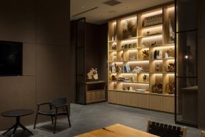 een kamer met een tafel en een plank met vazen bij Miyako City Osaka Hommachi in Osaka