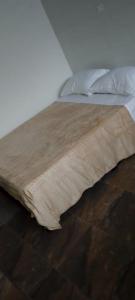 een bed met een deken erop bij casa de hospedaje urcunina in Pasto