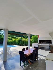 a dining room with a table and chairs at Casa Punta Iglesia in Paso de la Patria