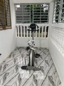 een stoel die op de vloer in een kamer staat bij Lege Bonoua in Bonoua +4 foto's