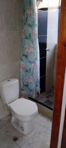 een badkamer met toilet en douchegordijn bij casa de hospedaje urcunina in Pasto