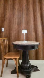 ein runder Tisch mit einem Stuhl und einer Lampe darauf in der Unterkunft Hotel Casa La Tablada Aeropuerto in Cartagena de Indias