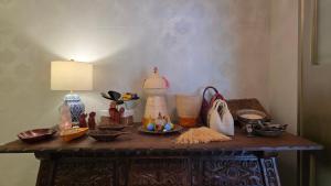 ein Tisch mit einer Lampe und Körben darauf in der Unterkunft Hotel Casa La Tablada Aeropuerto in Cartagena de Indias + 52 Fotos