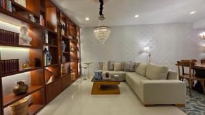 ein Wohnzimmer mit Sofa und Tisch in der Unterkunft Hotel Casa La Tablada Aeropuerto in Cartagena de Indias