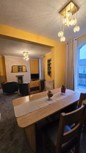 een eetkamer met een tafel en een woonkamer bij The Maisonette central Buxton in Buxton