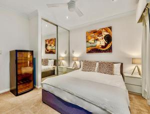 En eller flere senge i et værelse på Luxury Villa W Pool & Spa 5 BEDROOMS + 89 billeder