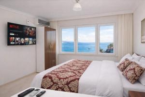 een slaapkamer met een bed en een groot raam bij Sultanahmet Center View Apart Hotel in Istanbul