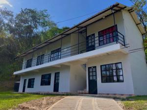 un grande edificio bianco con un balcone di Centro Recreacional y Convenciones Tres Potrillos a Villeta