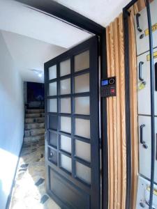 een deur die open is in een kamer bij Hotel Atheron suite La Magia de Zipaquirá in Zipaquirá +7 foto's