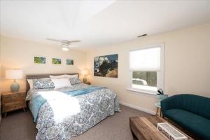 een slaapkamer met een bed, een bank en een raam bij Quiet Retreat - Piano Firepit Peloton in Pittsboro