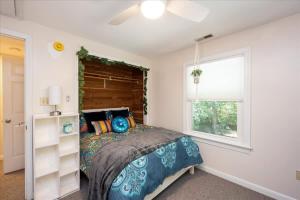 een slaapkamer met een bed en een raam bij Quiet Retreat - Piano Firepit Peloton in Pittsboro