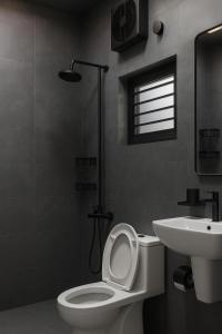 ein Badezimmer mit Toilette und Waschbecken in der Unterkunft The Atelier G-13 in Islamabad