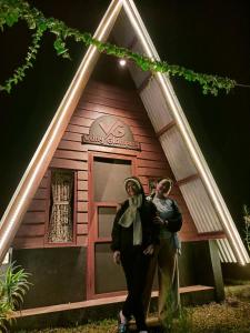 deux femmes debout devant une nouvelle église dans l'établissement VANY Glamping, à Pasuruan