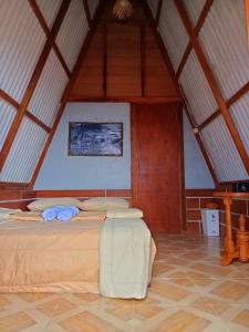 une chambre avec un lit dans un grenier dans l'établissement VANY Glamping, à Pasuruan