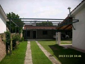 een tuin van een huis met een grasveld bij Casa Doña Victoria in Villa Carlos Paz