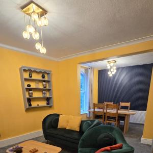 een woonkamer met een bank en een tafel bij The Maisonette central Buxton in Buxton