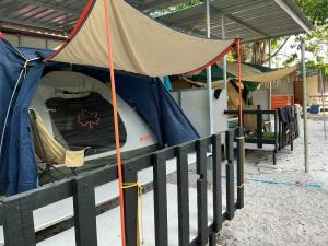 er staat een tent naast een hek bij Phayam Hostel in Ko Phayam +11 foto's