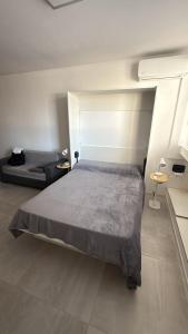 a bedroom with a bed and a couch at Espacio Centro in La Plata