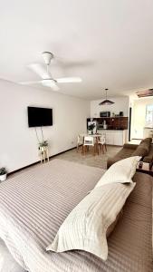 un salon avec un lit et une télévision dans l'établissement Río Breve - Departamento moderno en Zona Norte, à Rosario