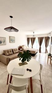 un salon avec une table et un canapé dans l'établissement Río Breve - Departamento moderno en Zona Norte, à Rosario